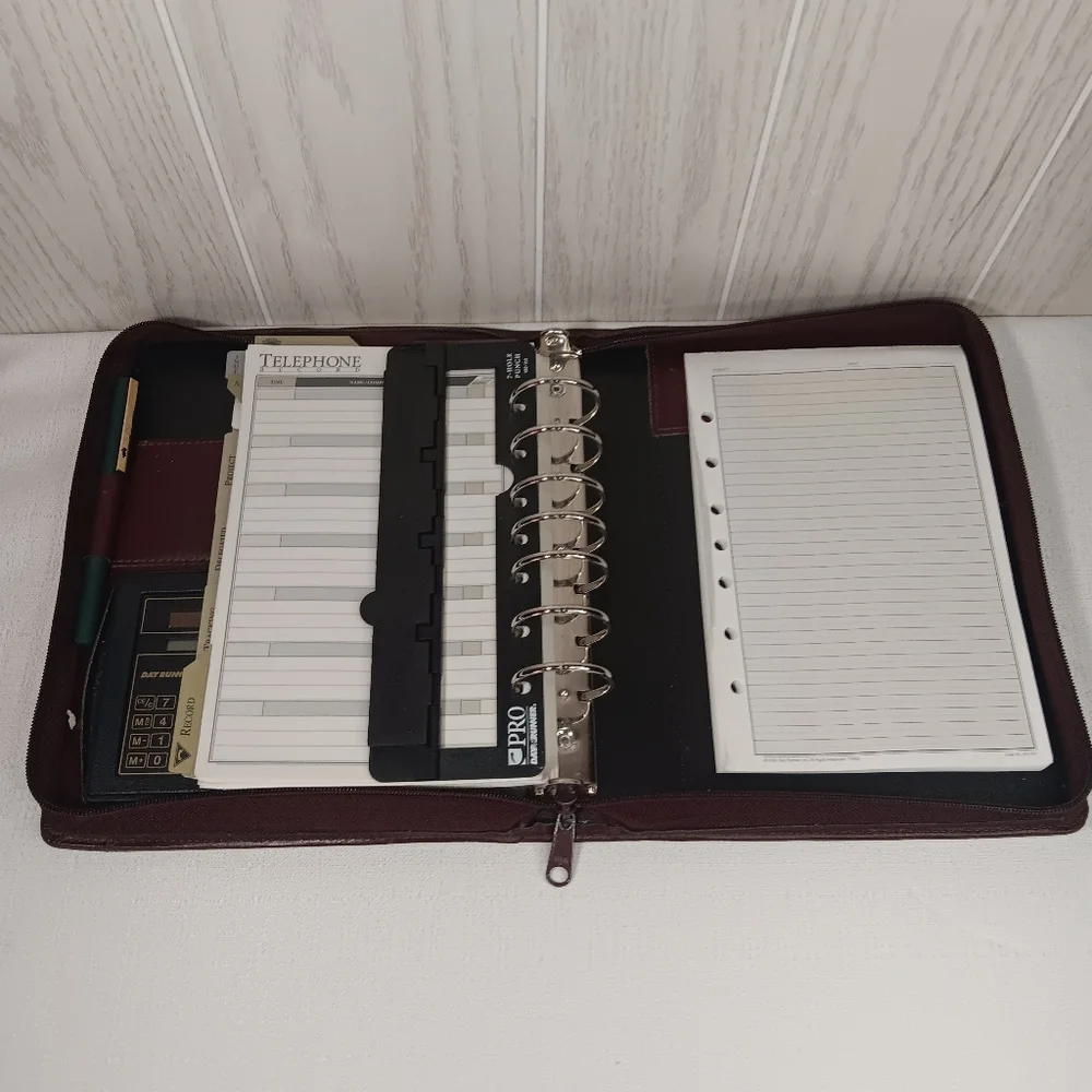 Vintage DAY RUNNER Planner w/Calculator 7 Ring (1.5”)- Zip Around Organizer